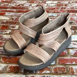 Elegant Women's Sandals in Taupe and Black